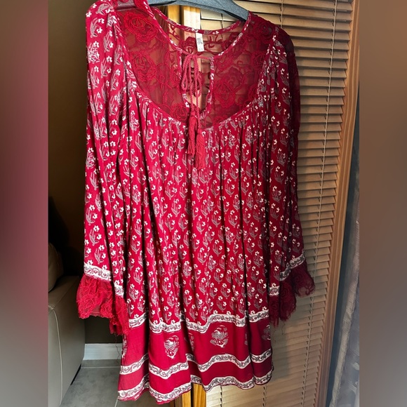 Free People boho mini red floral tunic dress with lace inserts and underlining - Picture 3 of 16